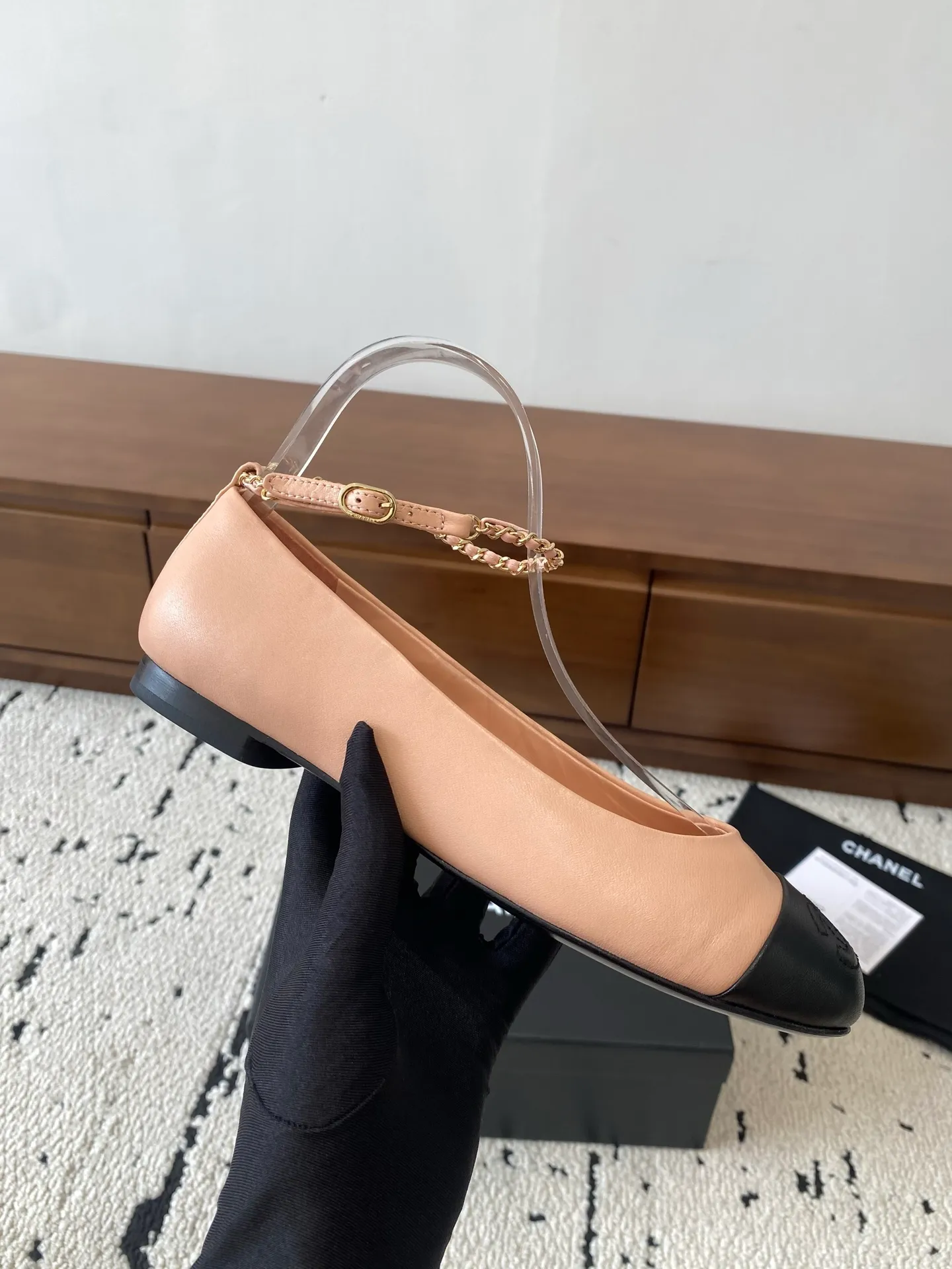 👟👟Ex-factory price 580👟👟 🍀CHANEL2025 new autumn and winter model, Mary Jane leather Chanel Xiaoxiang C home flat classic metal chain shoes Comfortable Mary Jane shoes Catwalk advanced ready-to-wear customization, simple yet sweet and playful Solid color fabric is refreshing and easy to wear Buckle design shoes are more heeling Upper: Customized sheepskin Inner foot pad: sheepskin Sole: Italian leather sole Size: 35-40 (40 customization is non-refundable) 👉 👉 Buy now👉 Buy now👉